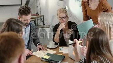 创意商业团队在一个现代化的创业办公室的桌子上。 女领导<strong>讲解</strong>项目细节..